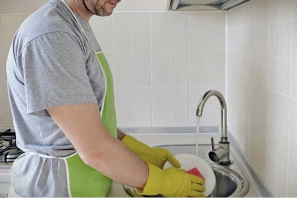 Vì sao đàn ông rửa chén, gia đình hạnh phúc?